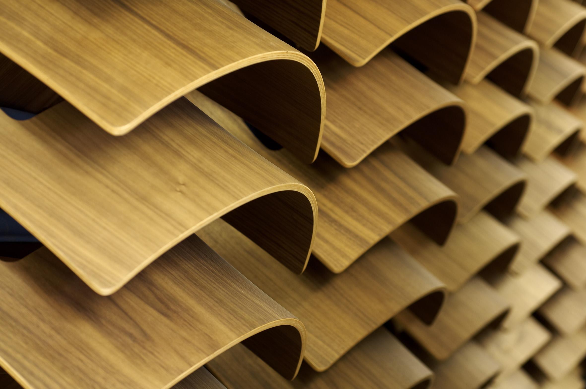 Dieses Bild zeigt wellenförmige Holzplatten