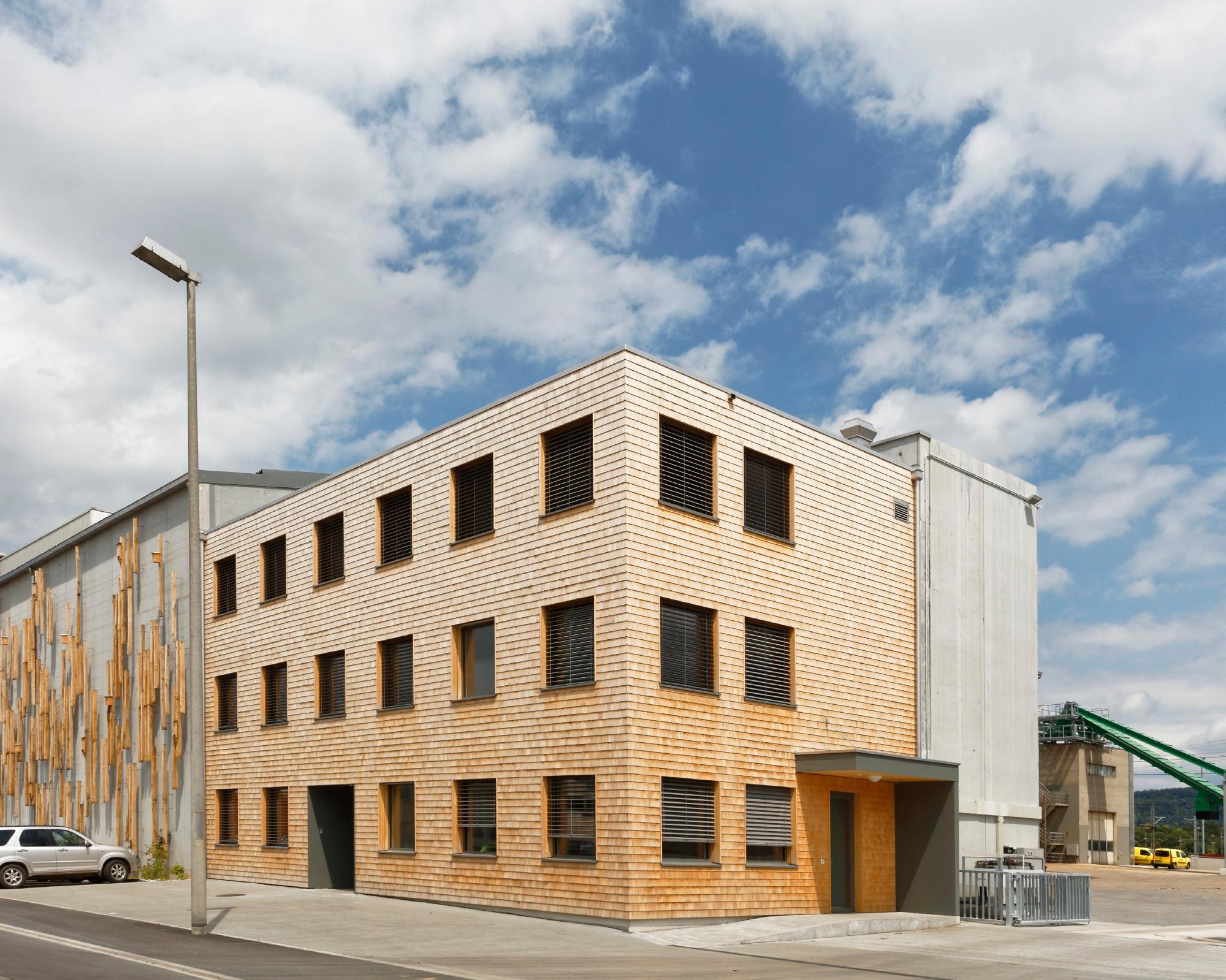 Das dreigeschossige Bürogebäude des Energieholz-Zentrums in Muttenz ist ein aufstockbarer Skelettbau und begnügt sich mit einer 