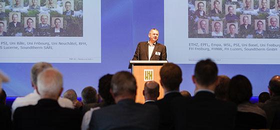 Dr. Martin Riediker, Präsident der Leitungsgruppe, stellt die Ergebnisse des NFP 66 vor.